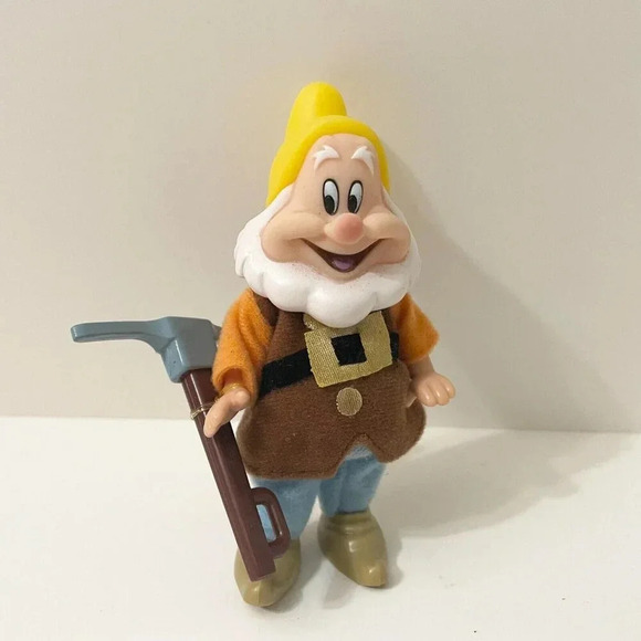 Vtg Lot of 4 Snow White  Disney Dwarf Toys Figures Doc Dopey Happy - Picture 7 of 16